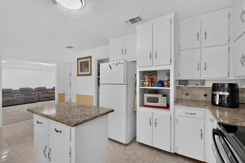 908 Hillside Court Bedford TX 76022