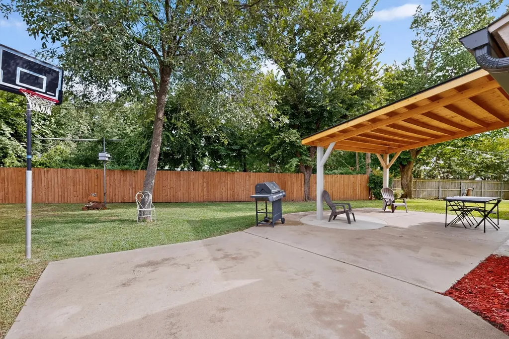 908 Hillside Court Bedford TX 76022