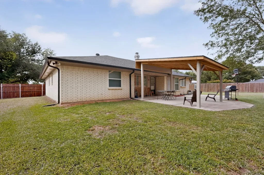908 Hillside Court Bedford TX 76022