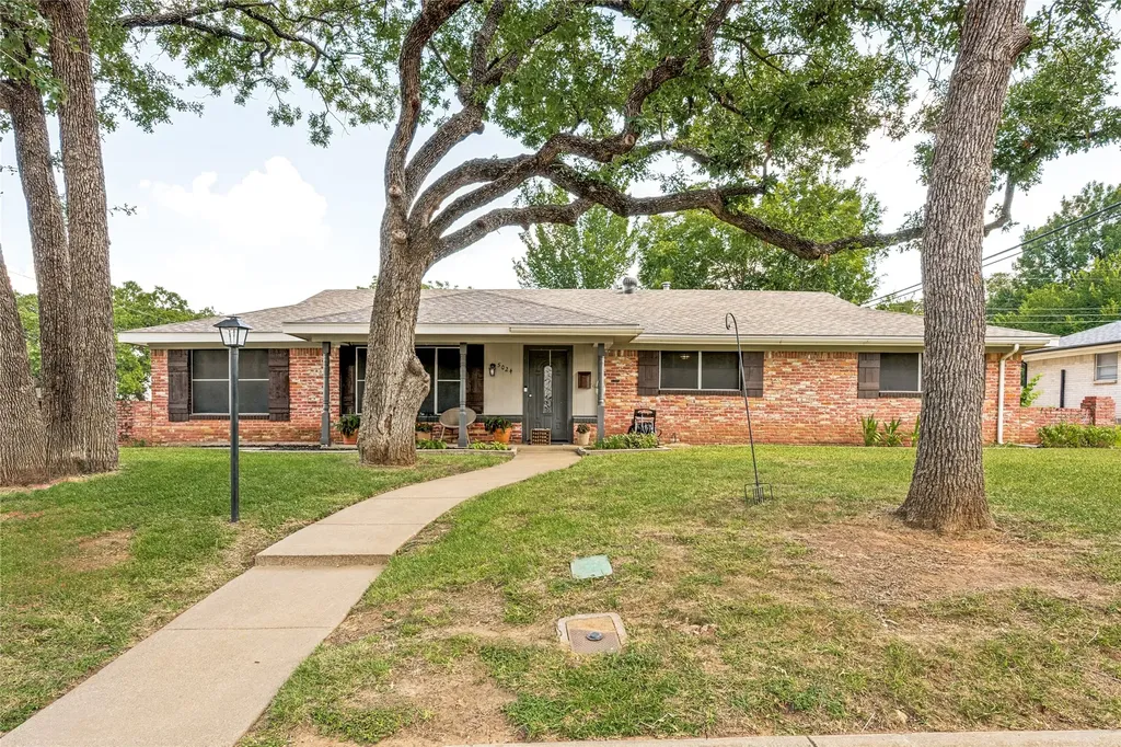 5024 Fall River Drive Fort Worth TX 76103