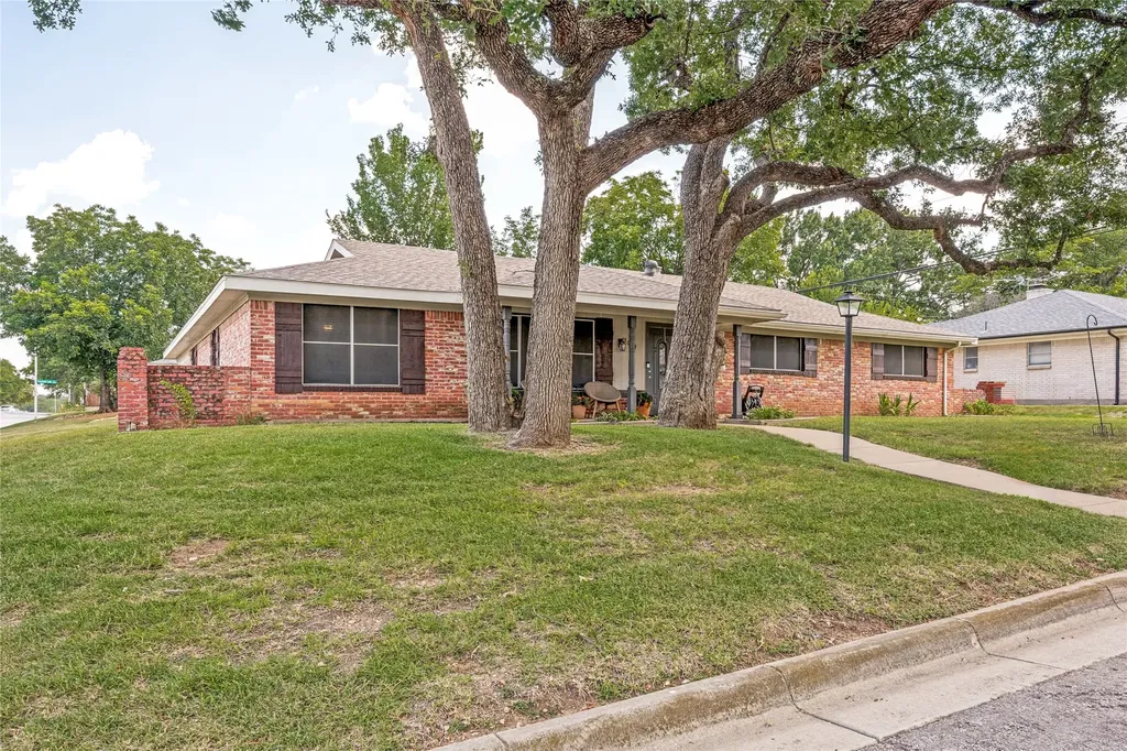 5024 Fall River Drive Fort Worth TX 76103