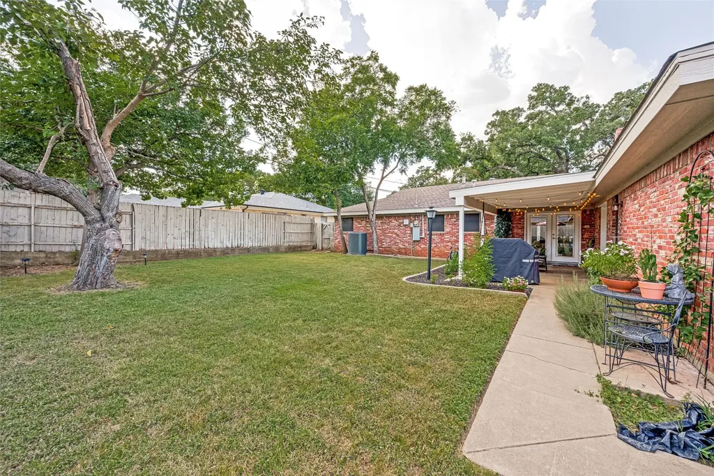 5024 Fall River Drive Fort Worth TX 76103