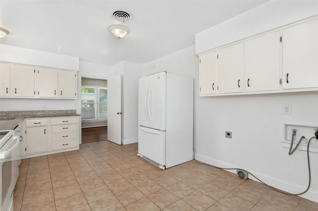 1830 Viewcrest Drive Dallas TX 75228