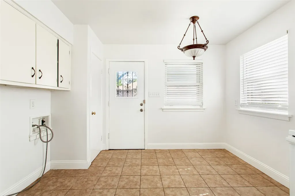 1830 Viewcrest Drive Dallas TX 75228