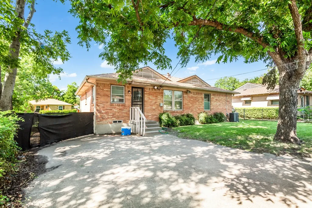 1830 Viewcrest Drive Dallas TX 75228