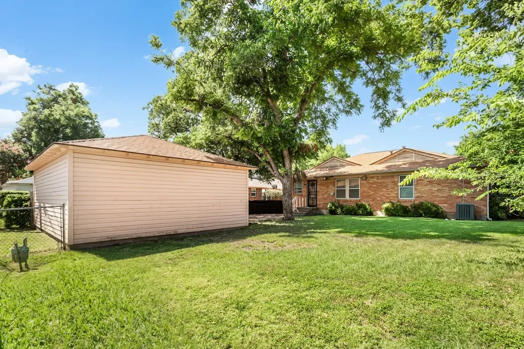 1830 Viewcrest Drive Dallas TX 75228