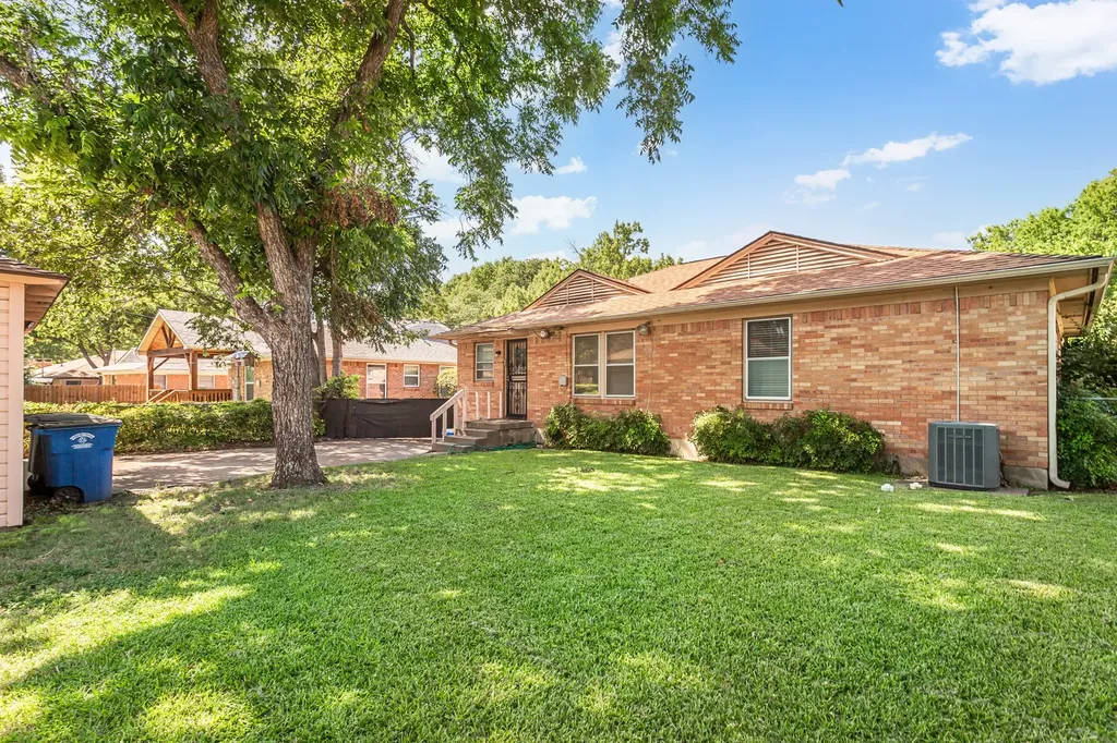 1830 Viewcrest Drive Dallas TX 75228