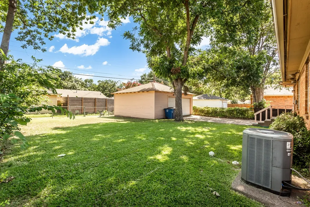 1830 Viewcrest Drive Dallas TX 75228