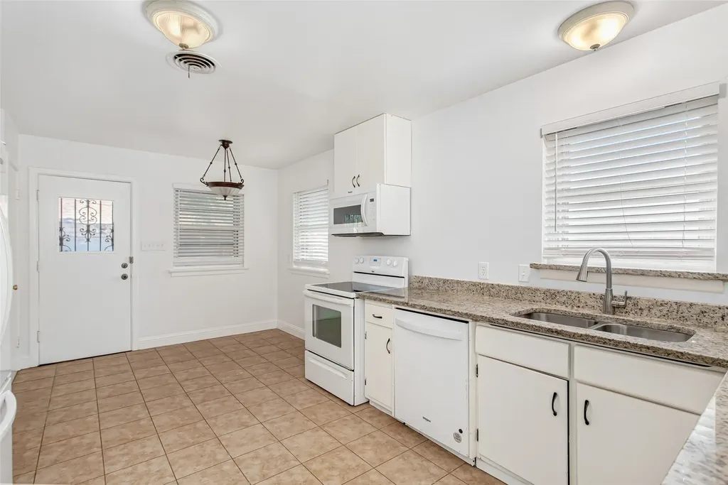 1830 Viewcrest Drive Dallas TX 75228