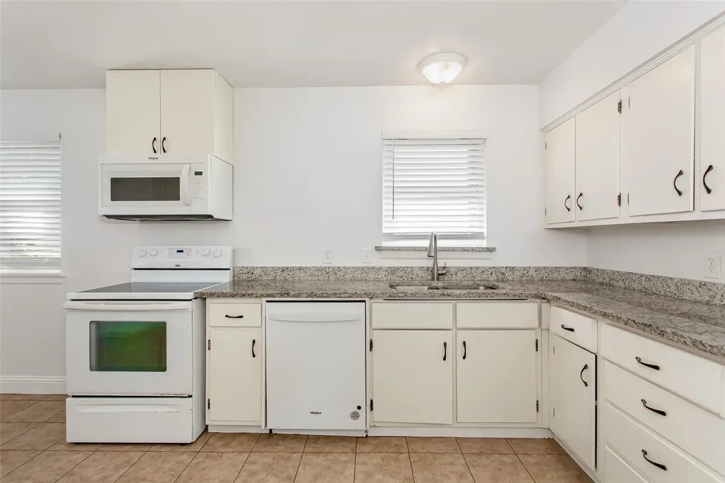 1830 Viewcrest Drive Dallas TX 75228