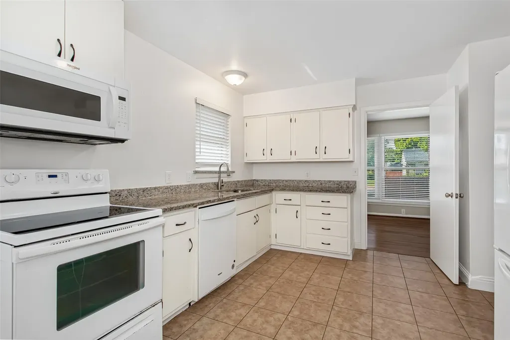 1830 Viewcrest Drive Dallas TX 75228