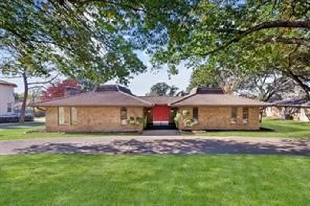 1921 Briarwood Drive Grand Prairie TX 75050