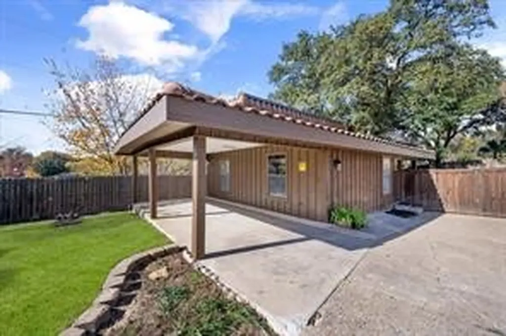 1921 Briarwood Drive Grand Prairie TX 75050