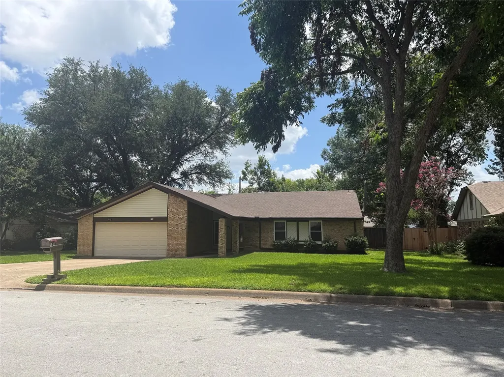 329 Stratford Drive Hurst TX 76054