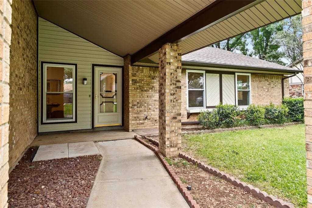329 Stratford Drive Hurst TX 76054