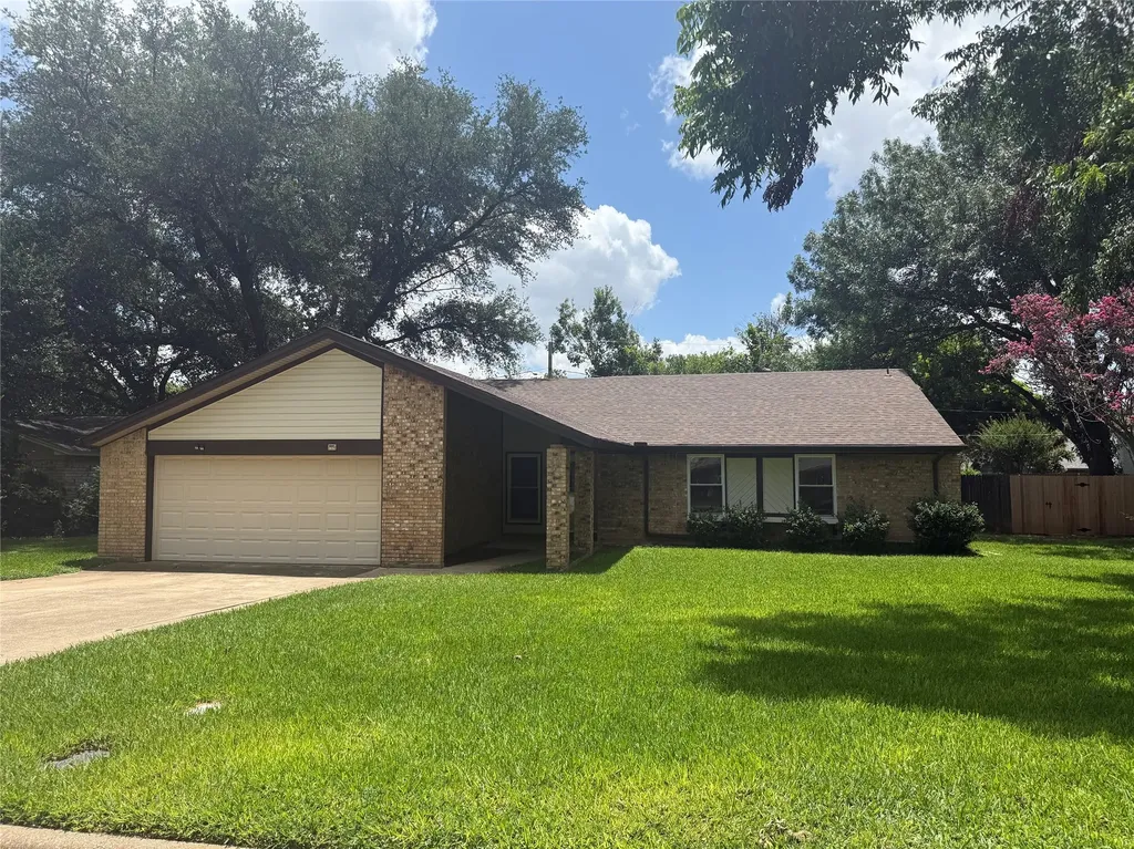 329 Stratford Drive Hurst TX 76054