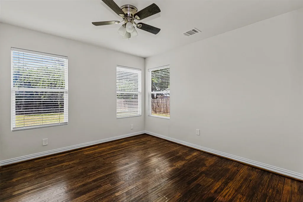 624 E Ellen Avenue Hurst TX 76053