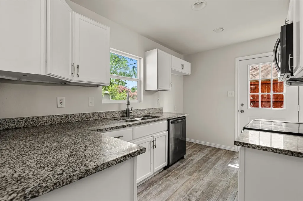 624 E Ellen Avenue Hurst TX 76053