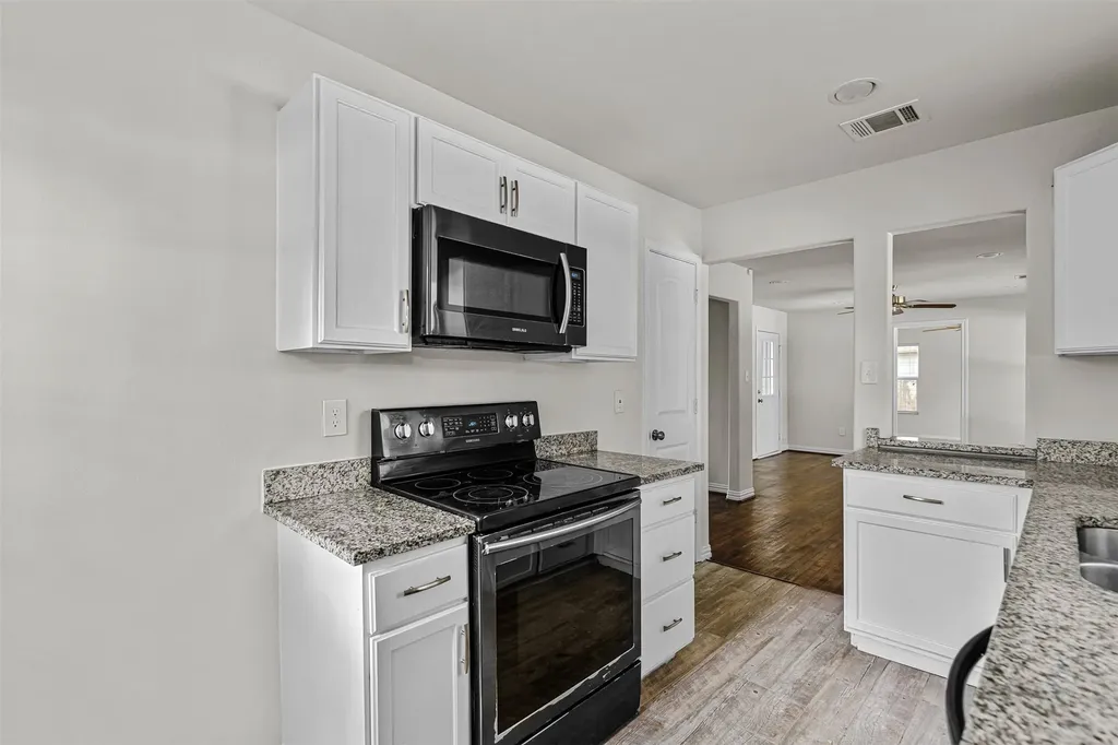 624 E Ellen Avenue Hurst TX 76053