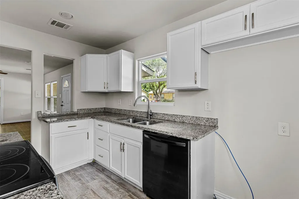 624 E Ellen Avenue Hurst TX 76053