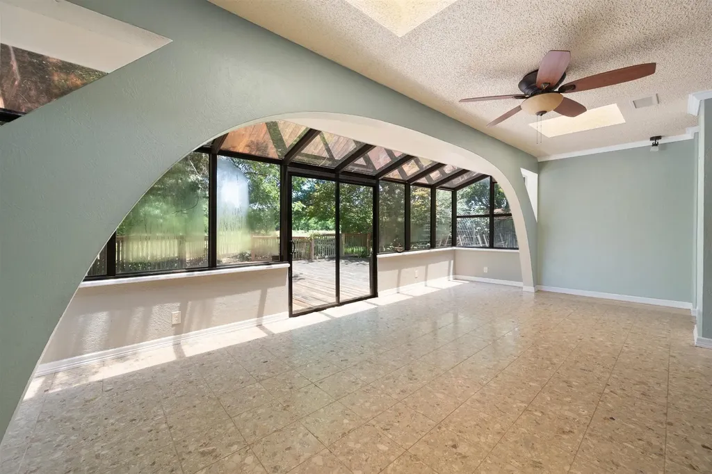 2211 Southcrest Drive Arlington TX 76013