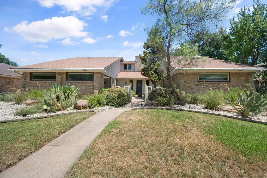 2211 Southcrest Drive Arlington TX 76013