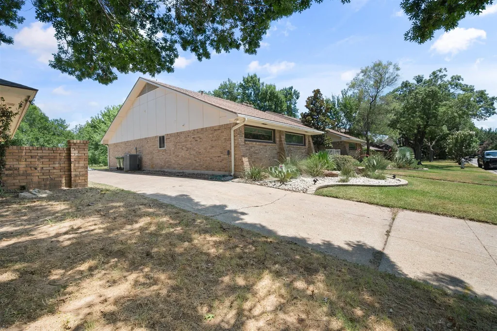 2211 Southcrest Drive Arlington TX 76013