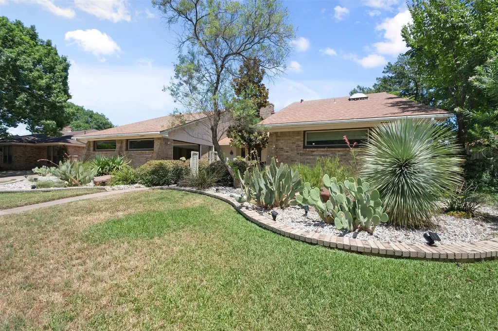 2211 Southcrest Drive Arlington TX 76013