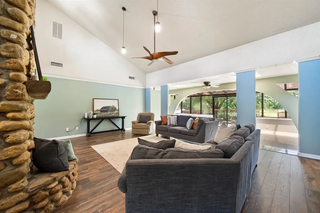 2211 Southcrest Drive Arlington TX 76013