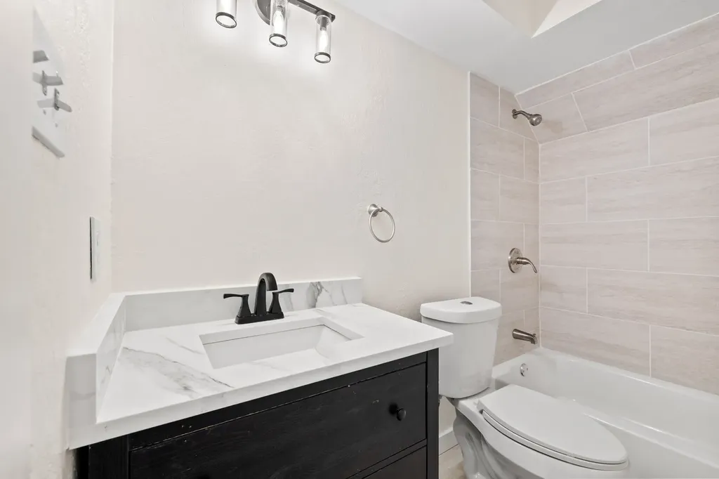 2006 Toulon Lane Carrollton TX 75007