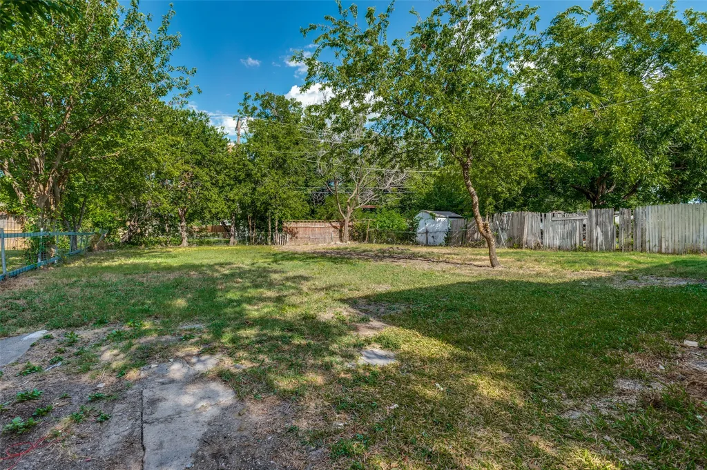 806 SE 10th Street Grand Prairie TX 75051