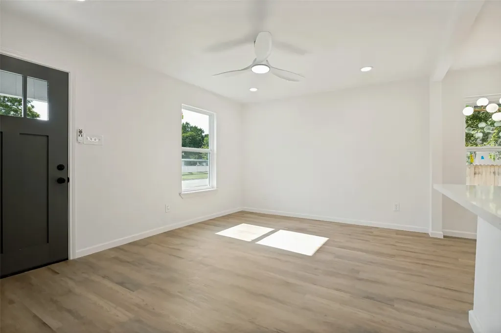 806 SE 10th Street Grand Prairie TX 75051