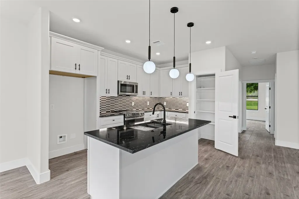 4711 Elizabeth Street Granbury TX 76048