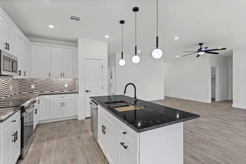 4711 Elizabeth Street Granbury TX 76048