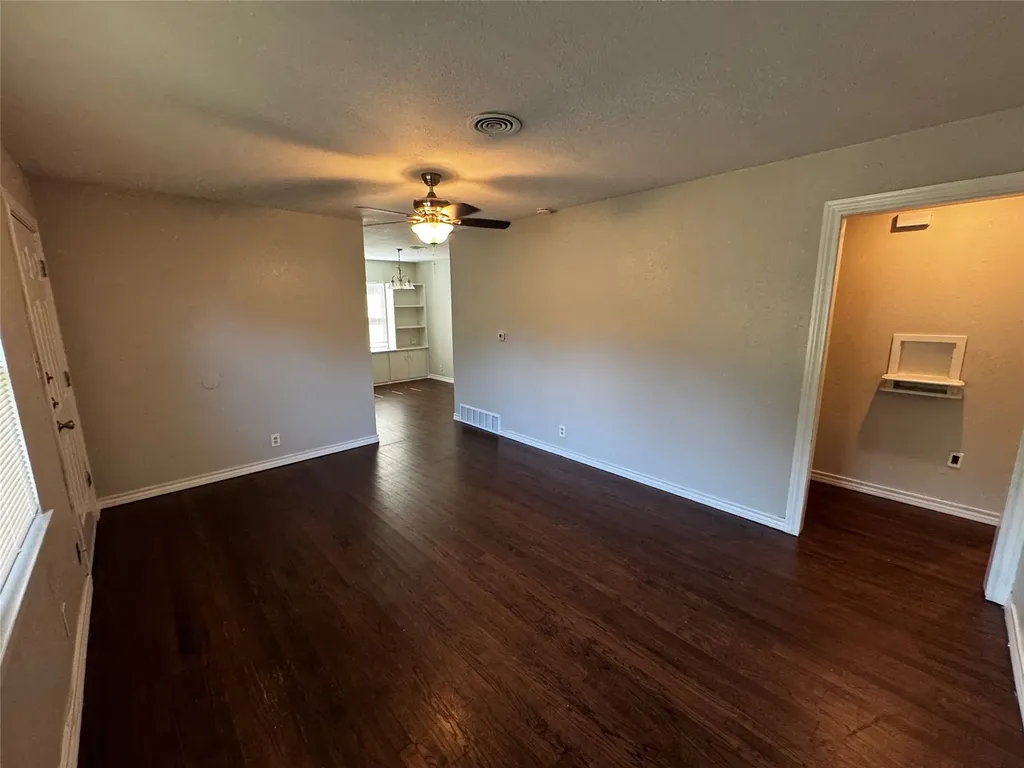 2009 Cloverdale Street Arlington TX 76010