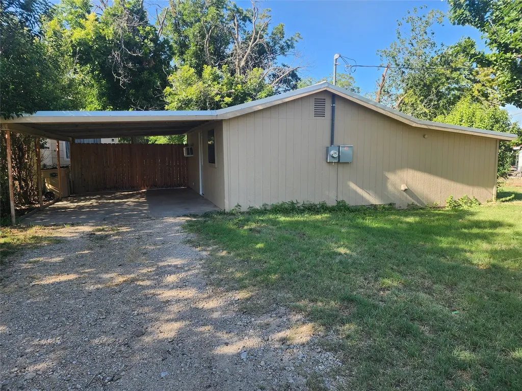 202 W Martin Comanche TX 76401