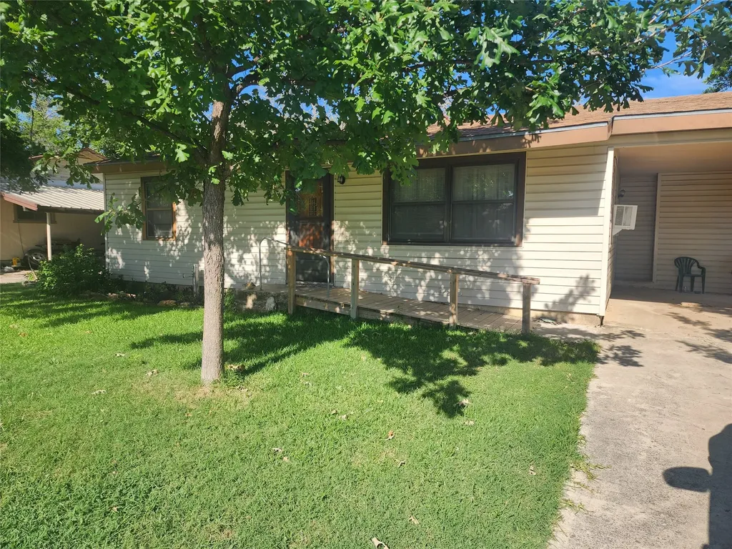 1307 N Mary Street Comanche TX 76442