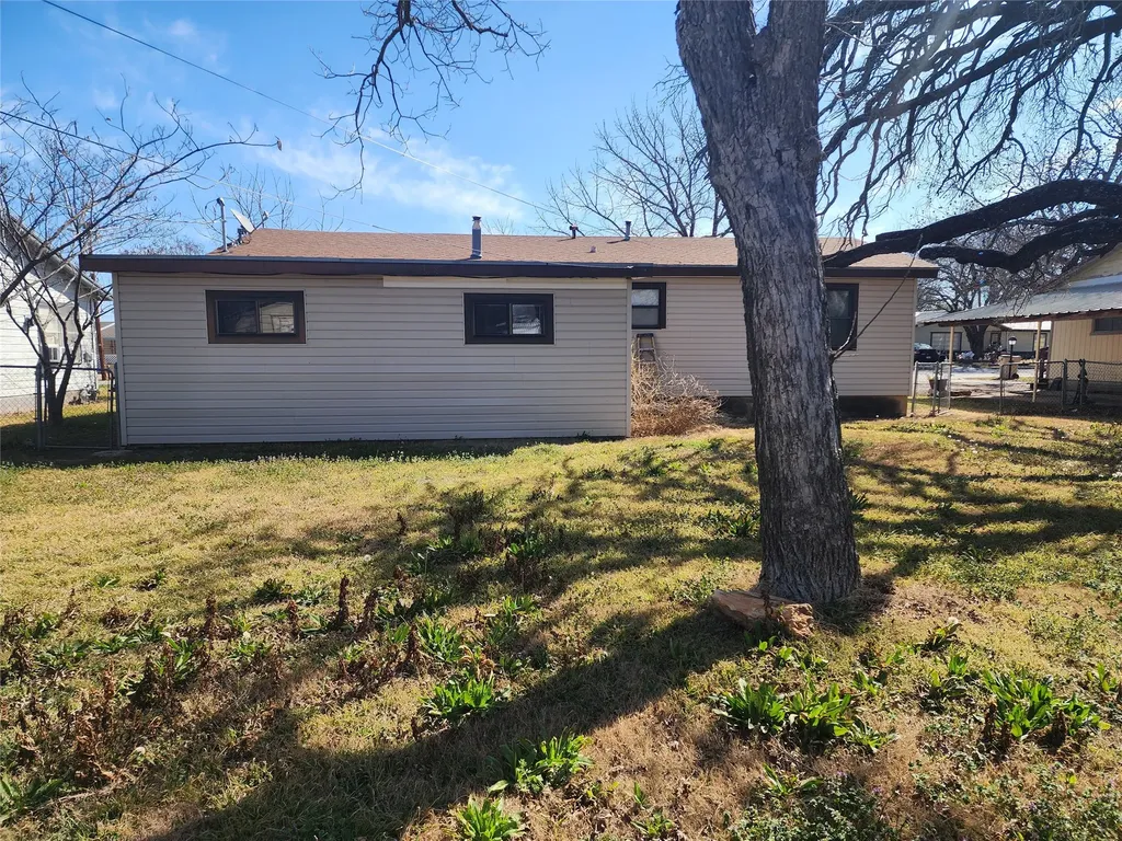 1307 N Mary Street Comanche TX 76442