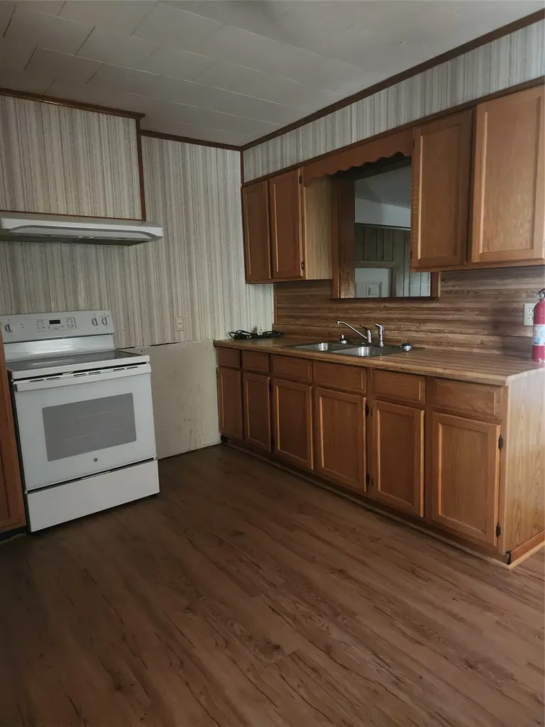 1307 N Mary Street Comanche TX 76442