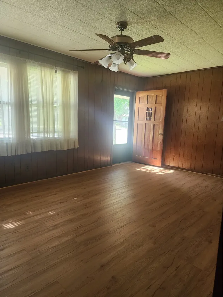 1307 N Mary Street Comanche TX 76442