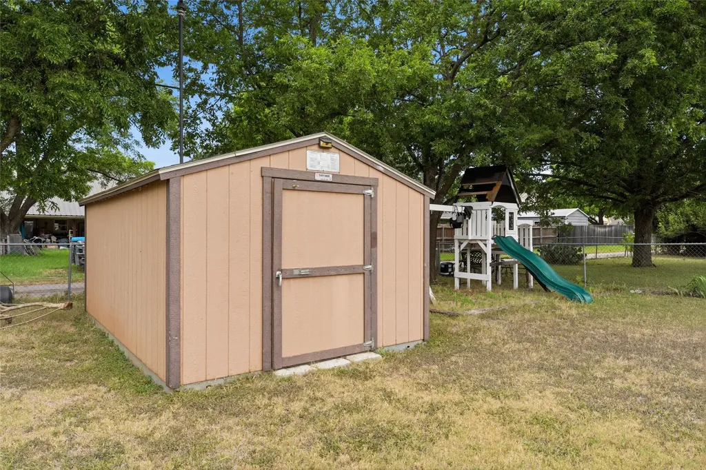 1203 N Reagan Street West TX 76691
