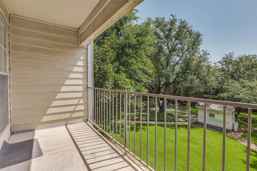 2535 Wedglea Drive Dallas TX 75211