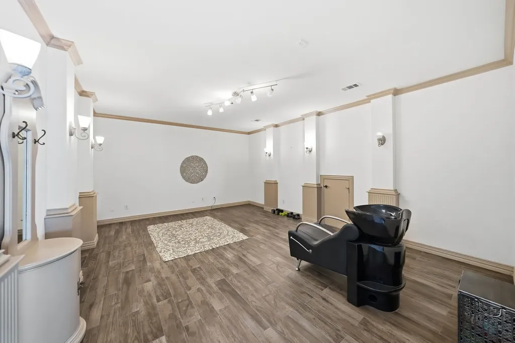 4229 Bluffview Boulevard Dallas TX 75209