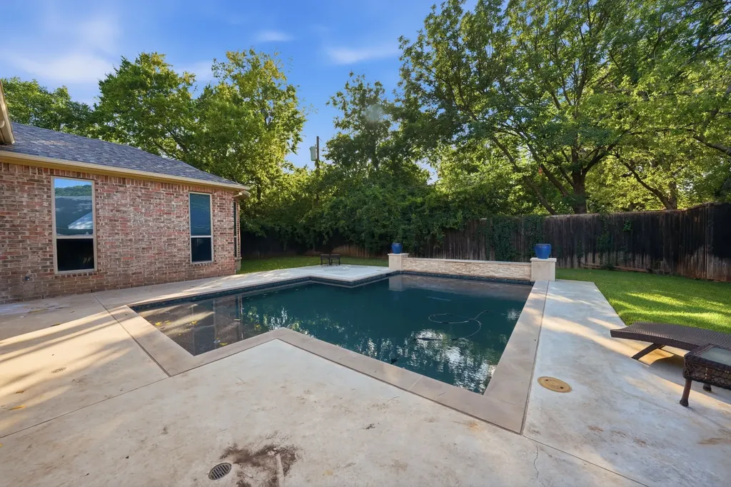4229 Bluffview Boulevard Dallas TX 75209