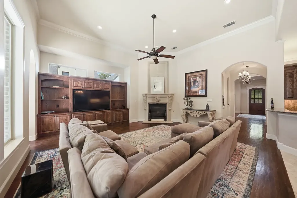 4229 Bluffview Boulevard Dallas TX 75209