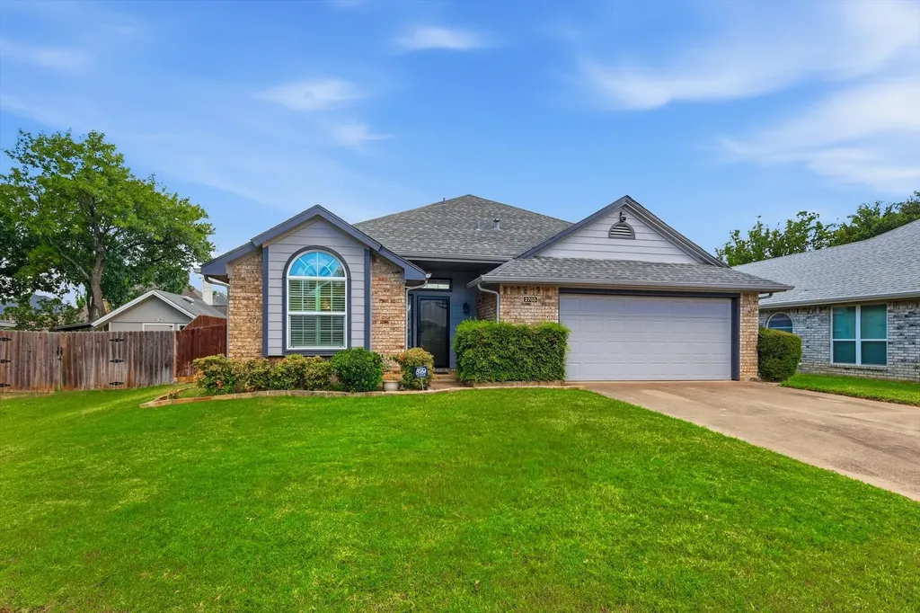 2703 Old English Court Euless TX 76039
