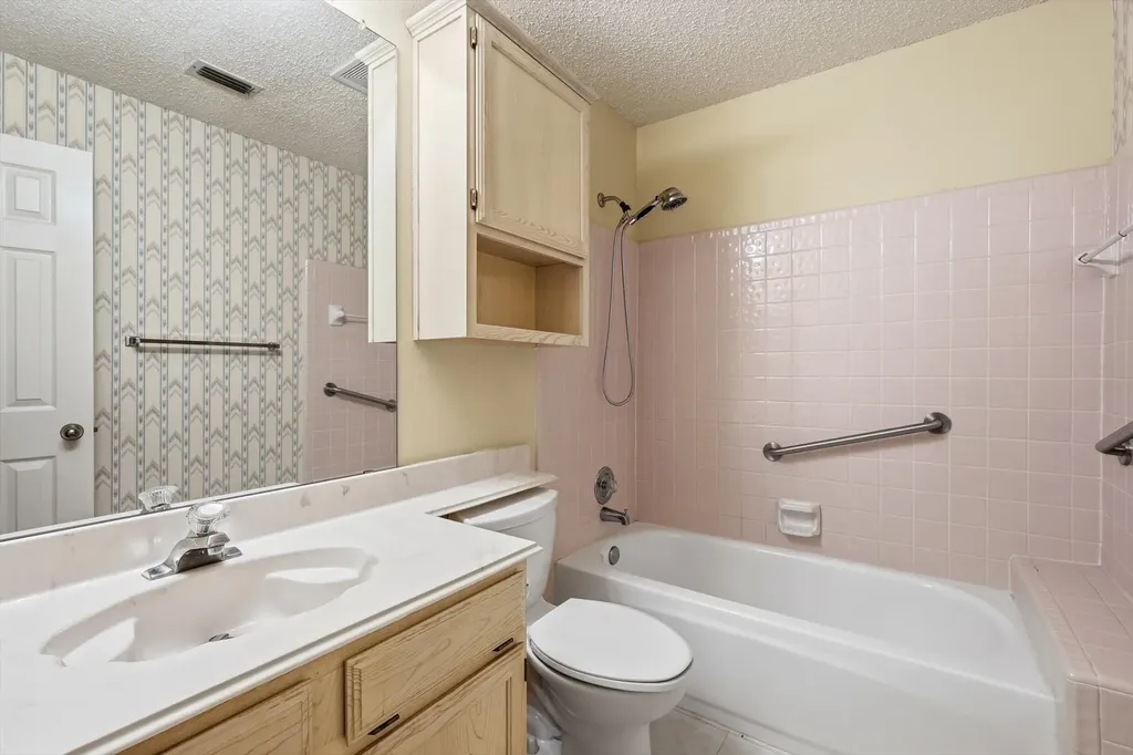 2703 Old English Court Euless TX 76039