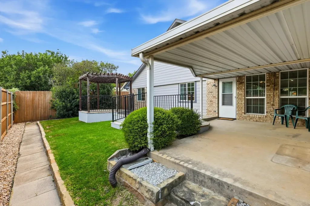 2703 Old English Court Euless TX 76039