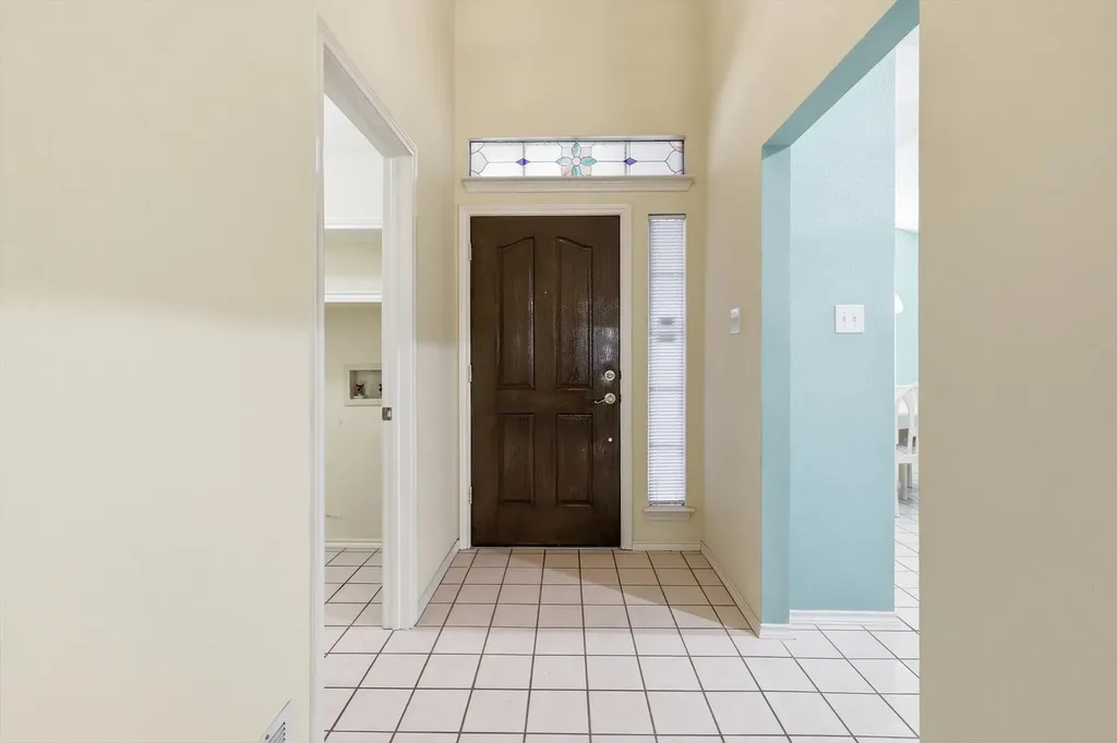 2703 Old English Court Euless TX 76039