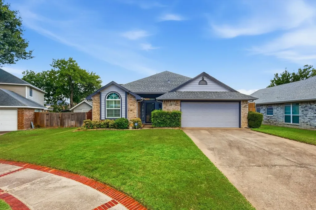 2703 Old English Court Euless TX 76039